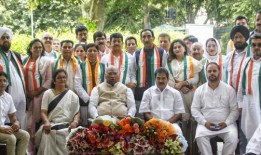 来自查谟克什米尔的阿扎德民主行动党和平民党的几位杰出领导人加入了国大党