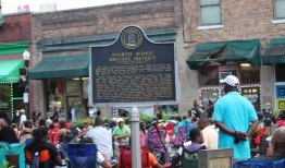 想去品味第四大道爵士音乐节吗？以下是你需要知道的