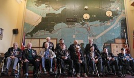 诺曼底登陆日退伍军人聚集在入侵计划总部，回忆起悲伤的回忆