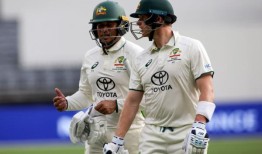 澳大利亚继续控制对巴基斯坦的第一场测试，在第三天将领先优势扩大到300分