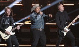 《美国偶像》决赛选手、16岁的阿拉巴马人特里斯顿·哈珀结婚了，孩子即将出生