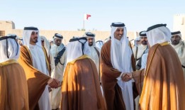 阿米尔，阿米尔神父在谢赫哈利法·本·哈马德的婚礼上收到了祝福