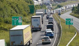 司机们警告称，8月份的银行假日出行将是十年来最繁忙的