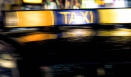 出租车司机因深夜拒绝女性短途出行而受到批评