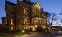 斯普林菲尔德的州长官邸盛装迎接节日它总是需要相当数量的“啦啦啦”