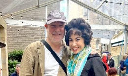 我制作了一部关于伊丽莎白·泰勒的独角戏，理查德·伯顿的侄子来看了