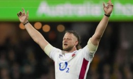 英格兰国脚约翰尼·希尔与球迷发生争执