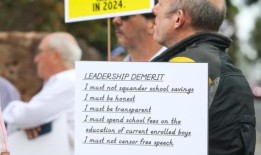 校友们抗议纽因顿学院男女同校的决定