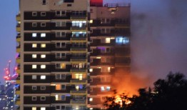 北伍尔维奇：大火席卷伦敦东部的高层公寓，居民们惊慌失措