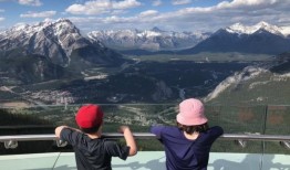 这个家庭把参观尽可能多的国家公园作为他们的使命