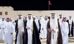 阿米尔，阿米尔神父在谢赫哈利法·本·哈马德的婚礼上收到了祝福