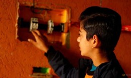 青少年“加沙的牛顿”创造了点亮家庭帐篷的系统