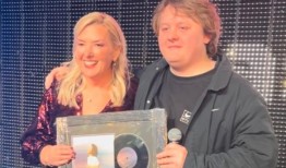 刘易斯·卡帕尔蒂在娱乐圈休息期间突然公开露面