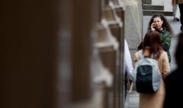 澳大利亚工人在返回办公室之前要求提高工资