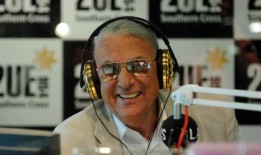 电台主持人约翰·劳斯宣布退休，他工作了71年