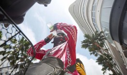 炎热的天气打击了户外工作者