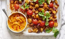 艾拉·米尔斯的脆皮土豆和红辣椒烤盘食谱