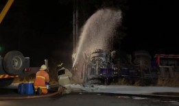 燃油油轮在素林倾覆，造成潜在爆炸危险