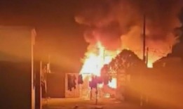 英雄邻居从燃烧的大篷车中救出尖叫的家人