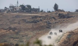 随着夜幕降临，以色列坦克炮击加剧，数千人试图逃离加沙中部