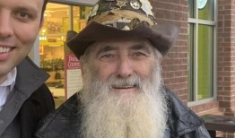 赫伯特·科沃德，《拯救》中因宠物松鼠而闻名的无牙男人，去世，享年85岁