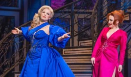 梅根·希尔蒂和詹妮弗·西玛德主演的《死亡成为她的音乐剧》将于5月19日在芝加哥开幕