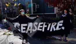 抗议者聚集在伊丽莎白·沃伦位于剑桥的家外，呼吁加沙停火