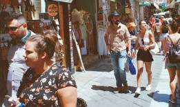 最后一分钟的夏季旅行者正在寻找多年来最好的交易