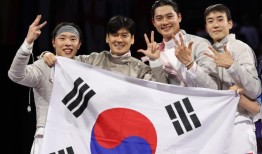 韩国队在男子佩剑团体比赛中获得三连冠