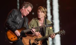 咕咕娃娃科幻音乐点唱机得到纽约市工业演示