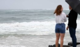 狂风暴雨引发恶劣天气警报