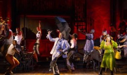 “泰坦尼克”的内森·李·格雷厄姆谈演员是戏剧的中坚力量