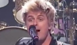 绿日在新年夜的电视广播中改变了关键歌词来抨击特朗普