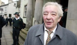 向奥马轰炸鳏夫致敬，他在公众问询前去世