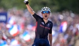 周一晚间新闻简报：绍斯波特持刀袭击案中，8人中有儿童被刺