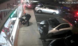 警车被偷来的嫌犯用枪和毒品袭击