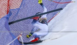 顶级滑雪者在世界杯赛道上以惊人的速度摔倒