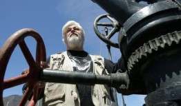 资深反捕鲸活动家保罗·沃森在格陵兰岛被捕后面临引渡