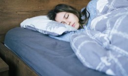 这条降温毛毯是热睡者的救星——而且打四折