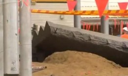 建筑公司因导致一名男孩死亡和一名工人被困在倒塌的楼梯下而面临巨额罚款