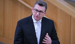 前奥运会运动员布莱恩·惠特尔成为苏格兰保守党领导人的第二位候选人