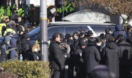 韩国执法人员拘留被弹劾的尹光雄总统