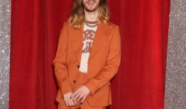 《埃默代尔庄园》男星詹姆斯·摩尔在科茨沃尔德举行婚礼