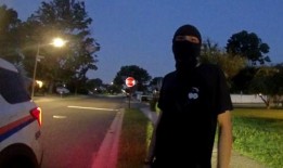 独家｜纽约警察逮捕持刀移民少年，国家禁止戴口罩