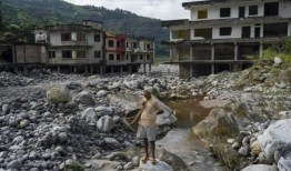 美联社图片：一连串的灾难将尼泊尔山谷的居民推向了悬崖边缘