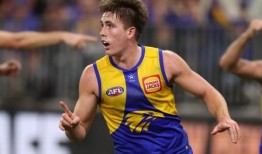 《西海岸》在另一次软组织受伤后，老鹰队在艾略特·杨身上流汗，这是一部惊悚片