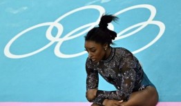 西蒙娜·拜尔斯在返回巴黎参加奥运会期间遭遇受伤恐慌