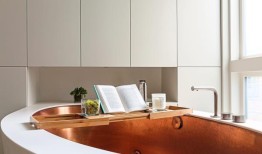 铜和缎面镍等材料的混合为浴室增添了意想不到的设计元素。照片：讲义／ TNS