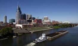 纳什维尔睡眠希尔顿酒店的客人说，他醒来时发现经理在吮吸他的脚趾