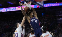 76人队的小凯利·欧布雷被逃离现场的车辆撞到肋骨骨折